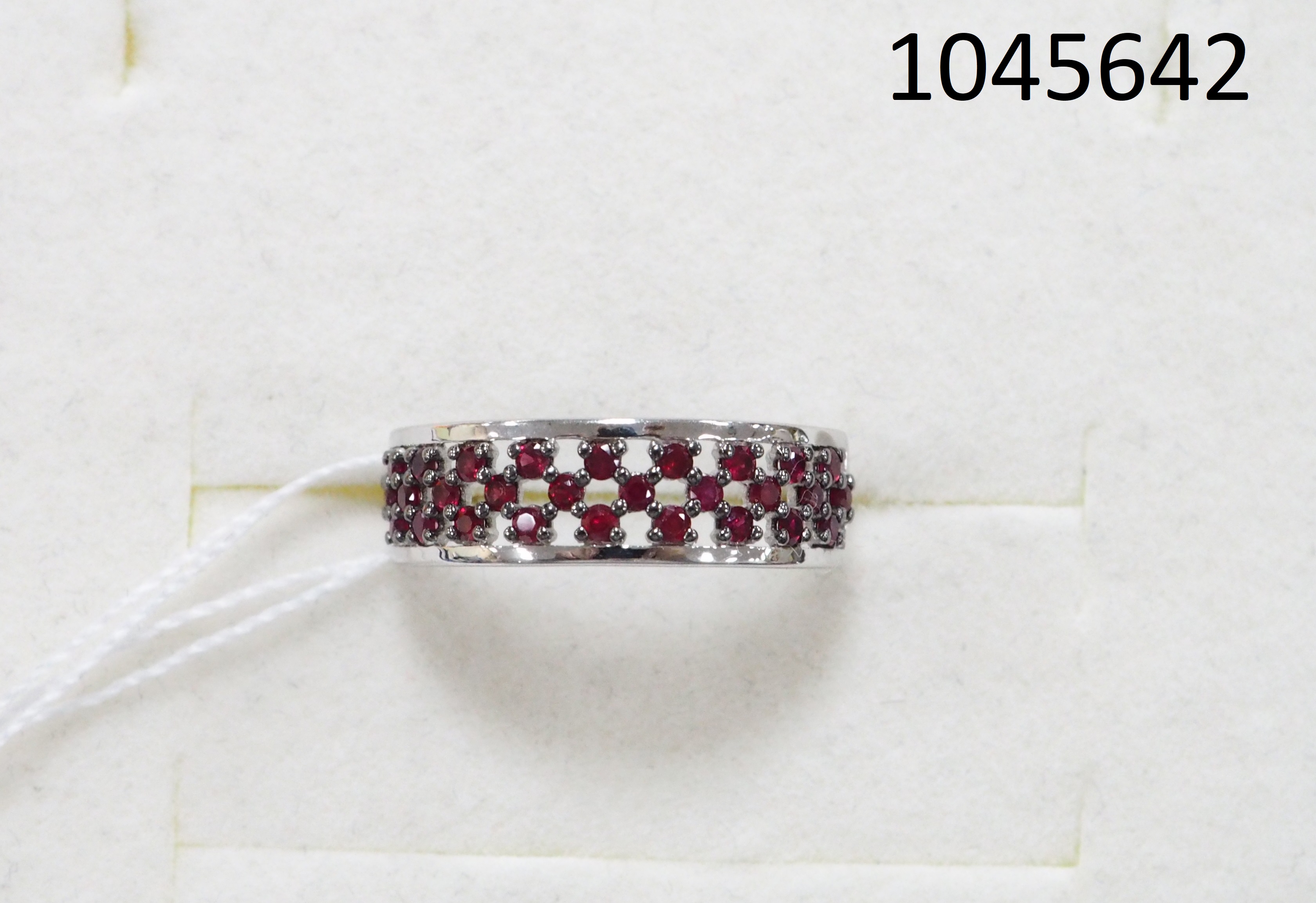 Серебряное кольцо с розовыми сапфирами